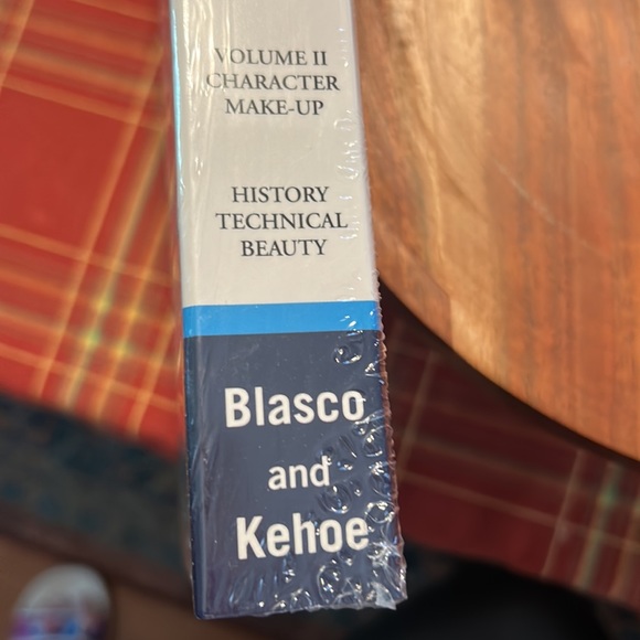 Makeup Book The Professional Make-Up Artist Volume II New Sealed In Plastic - Picture 4 of 4